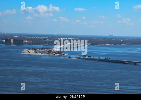 Fort Meyers, Usa. 01. Oktober 2022. Eine US Coast Guard (USCG) Air Station Clearwater MH-60 Jayhawk Aircrew führt am 1. Oktober 2022 eine Schadensbewertung des Sanibel Causeway in Fort Meyers, Florida, durch. Die Küstenwache führt Such- und Rettungsaktionen als Reaktion auf die Schäden durch den „Ian“-Vordurchgeführt. Foto von POC3 Riley Perkofski/USA Coast Guard/UPI Credit: UPI/Alamy Live News Stockfoto