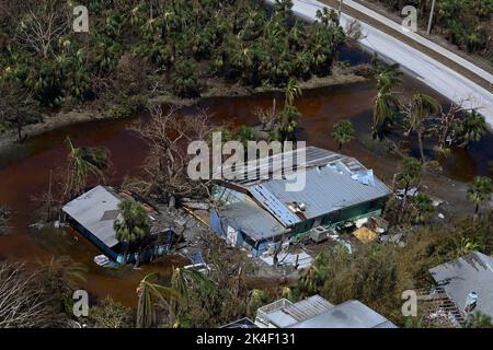 Fort Meyers, Usa. 01. Oktober 2022. Eine US Coast Guard (USCG) Air Station Clearwater MH-60 Jayhawk Luftbesatzung führt Überflüge entlang der Küste von West-Florida durch, nachdem am 1. Oktober 2022 der US-Küstenwache Ian den Flug über die Küste gebracht hatte. Die Küstenwache führt Such- und Rettungsaktionen als Reaktion auf die Schäden durch den „Ian“-Vordurchgeführt. Foto von POC3 Riley Perkofski/USA Coast Guard/UPI Credit: UPI/Alamy Live News Stockfoto