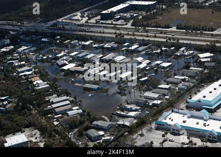 Fort Meyers, Usa. 01. Oktober 2022. Eine US Coast Guard (USCG) Air Station Clearwater MH-60 Jayhawk Luftbesatzung führt Überflüge entlang der Küste von West-Florida durch, nachdem am 1. Oktober 2022 der US-Küstenwache Ian den Flug über die Küste gebracht hatte. Die Küstenwache führt Such- und Rettungsaktionen als Reaktion auf die Schäden durch den „Ian“-Vordurchgeführt. Foto von POC3 Riley Perkofski/USA Coast Guard/UPI Credit: UPI/Alamy Live News Stockfoto