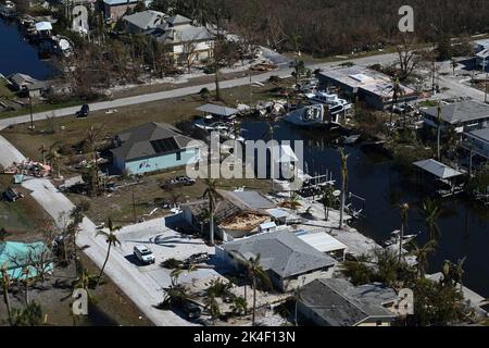 Fort Meyers, Usa. 01. Oktober 2022. Eine US Coast Guard (USCG) Air Station Clearwater MH-60 Jayhawk Luftbesatzung führt Überflüge entlang der Küste von West-Florida durch, nachdem am 1. Oktober 2022 der US-Küstenwache Ian den Flug über die Küste gebracht hatte. Die Küstenwache führt Such- und Rettungsaktionen als Reaktion auf die Schäden durch den „Ian“-Vordurchgeführt. Foto von POC3 Riley Perkofski/USA Coast Guard/UPI Credit: UPI/Alamy Live News Stockfoto