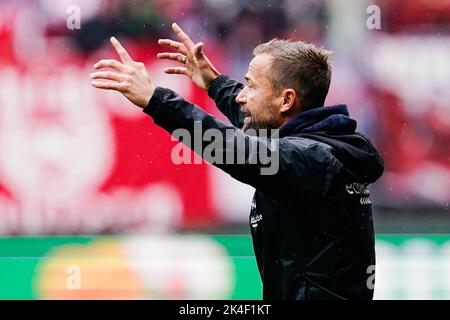 Kaiserslautern, Deutschland. 02. Oktober 2022. Fußball: 2. Bundesliga, 1. FC Kaiserslautern - Eintracht Braunschweig, Matchday 10, Fritz-Walter-Stadion. Braunschweiger Trainer Michael Schiele zeigt Gesten. Quelle: Uwe Anspach/dpa - WICHTIGER HINWEIS: Gemäß den Anforderungen der DFL Deutsche Fußball Liga und des DFB Deutscher Fußball-Bund ist es untersagt, im Stadion und/oder vom Spiel aufgenommene Fotos in Form von Sequenzbildern und/oder videoähnlichen Fotoserien zu verwenden oder zu verwenden./dpa/Alamy Live News Stockfoto