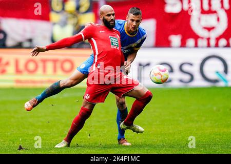 Kaiserslautern, Deutschland. 02. Oktober 2022. Fußball: 2. Bundesliga, 1. FC Kaiserslautern - Eintracht Braunschweig, Matchday 10, Fritz-Walter-Stadion. Kaiserslauterns Terrence Boyd (l.) und Braunschweigs Filip Benkovic kämpfen um den Ball. Quelle: Uwe Anspach/dpa - WICHTIGER HINWEIS: Gemäß den Anforderungen der DFL Deutsche Fußball Liga und des DFB Deutscher Fußball-Bund ist es untersagt, im Stadion und/oder vom Spiel aufgenommene Fotos in Form von Sequenzbildern und/oder videoähnlichen Fotoserien zu verwenden oder zu verwenden./dpa/Alamy Live News Stockfoto