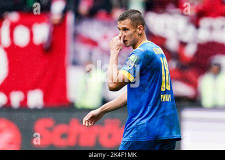 Kaiserslautern, Deutschland. 02. Oktober 2022. Fußball: 2. Bundesliga, 1. FC Kaiserslautern - Eintracht Braunschweig, Matchday 10, Fritz-Walter-Stadion. Braunschweigs Filip Benkovic Gesten. Quelle: Uwe Anspach/dpa - WICHTIGER HINWEIS: Gemäß den Anforderungen der DFL Deutsche Fußball Liga und des DFB Deutscher Fußball-Bund ist es untersagt, im Stadion und/oder vom Spiel aufgenommene Fotos in Form von Sequenzbildern und/oder videoähnlichen Fotoserien zu verwenden oder zu verwenden./dpa/Alamy Live News Stockfoto