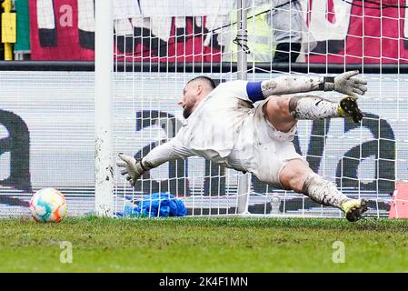 Kaiserslautern, Deutschland. 02. Oktober 2022. Fußball: 2. Bundesliga, 1. FC Kaiserslautern - Eintracht Braunschweig, Matchday 10, Fritz-Walter-Stadion. Braunschweiger Torhüterin Jasmin Fejzic lenkt einen Schuss auf das Tor ab. Quelle: Uwe Anspach/dpa - WICHTIGER HINWEIS: Gemäß den Anforderungen der DFL Deutsche Fußball Liga und des DFB Deutscher Fußball-Bund ist es untersagt, im Stadion und/oder vom Spiel aufgenommene Fotos in Form von Sequenzbildern und/oder videoähnlichen Fotoserien zu verwenden oder zu verwenden./dpa/Alamy Live News Stockfoto