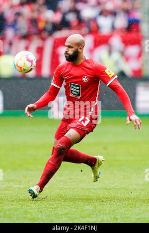 Kaiserslautern, Deutschland. 02. Oktober 2022. Fußball: 2. Bundesliga, 1. FC Kaiserslautern - Eintracht Braunschweig, Matchday 10, Fritz-Walter-Stadion. Terrence Boyd von Kaiserslautern spielt den Ball. Quelle: Uwe Anspach/dpa - WICHTIGER HINWEIS: Gemäß den Anforderungen der DFL Deutsche Fußball Liga und des DFB Deutscher Fußball-Bund ist es untersagt, im Stadion und/oder vom Spiel aufgenommene Fotos in Form von Sequenzbildern und/oder videoähnlichen Fotoserien zu verwenden oder zu verwenden./dpa/Alamy Live News Stockfoto