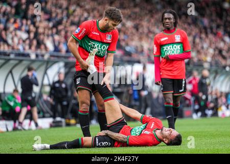 Nijmegen - Souffian El Karouani vom NEC Nijmegen, Calvin Verdonk vom NEC Nijmegen während des Spiels zwischen NEC Nijmegen und Feyenoord am 2. Oktober 2022 im Goffertstadion in Nijmegen, Niederlande. (Box zu Box Pictures/Tom Bode) Stockfoto