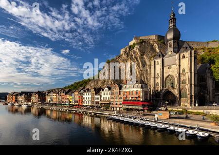 Klassische Ansicht der historischen Stadt Dinant mit malerischen Fluss Meuse in wunderschönen goldenen Abendlicht bei Sonnenuntergang, Provinz Namur, Wallonien, Belgien Stockfoto