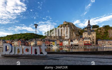 Klassische Ansicht der historischen Stadt Dinant mit malerischen Fluss Meuse in wunderschönen goldenen Abendlicht bei Sonnenuntergang, Provinz Namur, Wallonien, Belgien Stockfoto