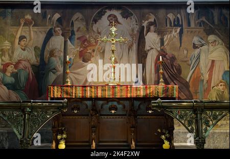 Der Altar mit Kreuz und Kerzenleuchtern vor Einem Fresko von Lord Frederick Leighton in der Kirche St. Michael und All Angels Lyndhurst UK Stockfoto