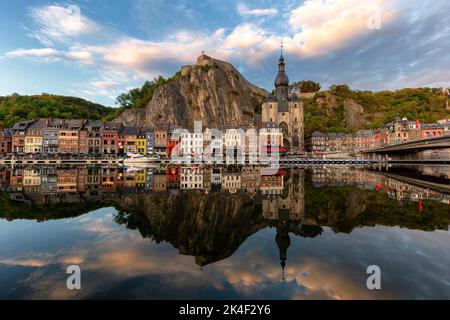 Klassische Ansicht der historischen Stadt Dinant mit malerischen Fluss Meuse in wunderschönen goldenen Abendlicht bei Sonnenuntergang, Provinz Namur, Wallonien, Belgien Stockfoto