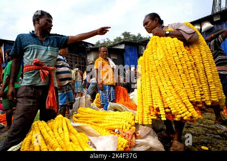 Kalkutta, Indien. 02. Oktober 2022. Händler mit Blumen warten auf Käufer auf dem Blumenmarkt. Der Handel auf Kolkatas Hauptblumenmarkt boomt während des Durga Puja, dem wichtigsten Hindu-Fest Westbengals. Das Festival findet vom 1. Bis 5. Oktober statt. Kredit: SOPA Images Limited/Alamy Live Nachrichten Stockfoto