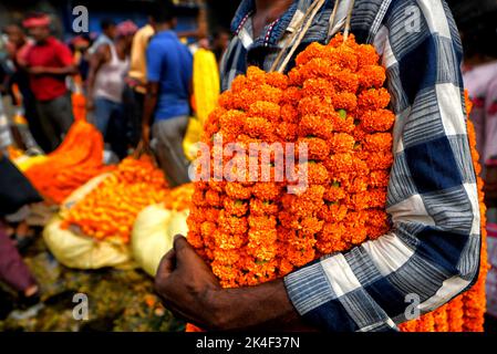 Kalkutta, Indien. 02. Oktober 2022. Händler mit Blumen warten auf Käufer auf dem Blumenmarkt. Der Handel auf Kolkatas Hauptblumenmarkt boomt während des Durga Puja, dem wichtigsten Hindu-Fest Westbengals. Das Festival findet vom 1. Bis 5. Oktober statt. Kredit: SOPA Images Limited/Alamy Live Nachrichten Stockfoto