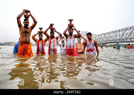 Kalkutta, Indien. 02. Oktober 2022. Hindu-Menschen werden gesehen, wie sie am Morgen des 7.. Tages ein Bad nehmen, wie es das traditionelle Ritual von Durga puja vorgibt. Die Einwohner von Kalkutta beobachten Durga Puja, das größte hinduistische Fest in Westbengalen. Das Festival läuft für 9 Tage in ganz Indien, heute ist der 7. Tag des Festivals, das als Saptami bekannt ist. Kredit: SOPA Images Limited/Alamy Live Nachrichten Stockfoto