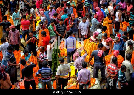 Kalkutta, Indien. 02. Oktober 2022. Menschen auf dem Blumenmarkt in Kalkutta gesehen. Der Handel auf Kolkatas Hauptblumenmarkt boomt während des Durga Puja, dem wichtigsten Hindu-Fest Westbengals. Das Festival findet vom 1. Bis 5. Oktober statt. Kredit: SOPA Images Limited/Alamy Live Nachrichten Stockfoto