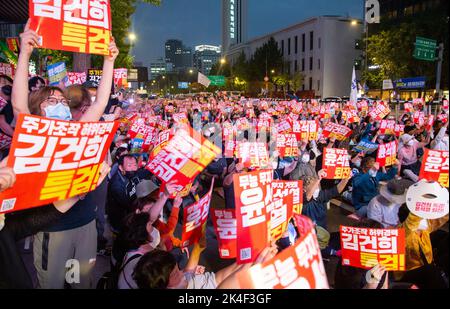 Protest gegen den Rücktritt von Präsident Yoon Suk-Yeol und Untersuchung der First Lady Kim Keon-Hee, 1. Oktober 2022 : die Menschen nehmen an einem Protest Teil, der den Rücktritt des südkoreanischen Präsidenten Yoon Suk-Yeol und die Untersuchung der First Lady Kim Keon-Hee im Zentrum von Seoul, Südkorea, fordert. Die Teilnehmer forderten, eine Sonderstrafverfolgung zu organisieren, um die angeblichen Auswirkungen auf einen Fall zur Manipulation der Aktienkursen durch First Lady Kim Keon-Hee zu untersuchen, und forderten Präsident Yoon auf, zurückzutreten. Schilder lautete: „Organisieren Sie eine spezielle Strafverfolgung, um Kim Keon-Hee zu untersuchen, der den Aktienkurs manipuliert und LIS hat Stockfoto