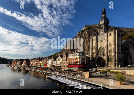 Klassische Ansicht der historischen Stadt Dinant mit malerischen Fluss Meuse in wunderschönen goldenen Abendlicht bei Sonnenuntergang, Provinz Namur, Wallonien, Belgien Stockfoto