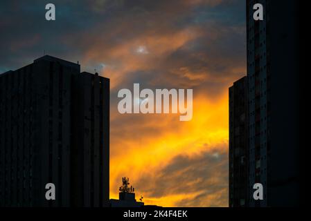 Gebäude Silhouette und TV-Antennen gegen orange farbigen dramatischen Sonnenuntergang. Schöner Spätnachmittag. Salvador, Bahia, Brasilien. Stockfoto