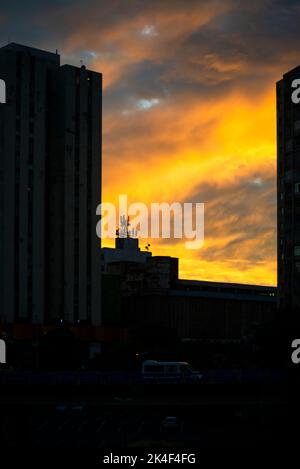 Gebäude Silhouette und TV-Antennen gegen orange farbigen dramatischen Sonnenuntergang. Schöner Spätnachmittag. Salvador, Bahia, Brasilien. Stockfoto