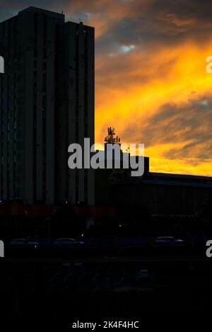 Gebäude Silhouette und TV-Antennen gegen orange farbigen dramatischen Sonnenuntergang. Schöner Spätnachmittag. Salvador, Bahia, Brasilien. Stockfoto