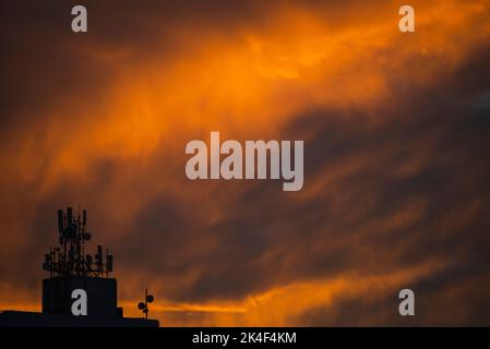 Gebäude Silhouette und TV-Antennen gegen orange farbigen dramatischen Sonnenuntergang. Schöner Spätnachmittag. Salvador, Bahia, Brasilien. Stockfoto