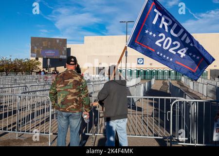 Warren, Michigan, USA. 1. Oktober 2022. Zwei Donald Trump-Anhänger vor einer Kundgebung, bei der der ehemalige Präsident für die Kandidaten warb, die er bei den Parlamentswahlen in Michigan 2022 unterstützt hat. Er unterstützt Tudor Dixon, der bei der Kundgebung links auf dem Bildschirm für den Gouverneur von Michigan spricht. Kredit: Jim West/Alamy Live Nachrichten Stockfoto