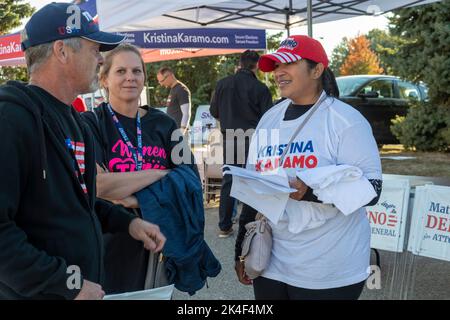 Warren, Michigan, USA. 1. Oktober 2022. Michele Haroon, eine Freiwillige, die Kristina Karamo, die republikanische Kandidatin für die Außenministerin von Michigan, unterstützt, spricht mit Menschen, die zu einer Donald-Trump-Kundgebung kommen. Trump unterstützt Tudor Dixon, Matt DePerno und Kristina Karamo, republikanische Kandidaten für den Gouverneur, die Generalanwältin und die Staatssekretärin in Michigan. Kredit: Jim West/Alamy Live Nachrichten Stockfoto