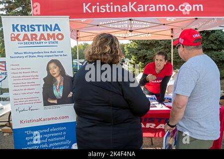 Warren, Michigan, USA. 1. Oktober 2022. Eine Unterstützerin von Kristina Karamo, die die republikanische Kandidatin für die Außenministerin von Michigan ist, kämpft außerhalb einer Donald Trump-Kundgebung. Trump unterstützt Tudor Dixon, Matt DePerno und Kristina Karamo, republikanische Kandidaten für den Gouverneur, die Generalanwältin und die Staatssekretärin in Michigan. Kredit: Jim West/Alamy Live Nachrichten Stockfoto