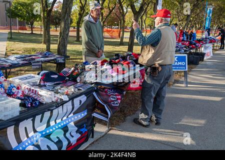 Warren, Michigan, USA. 1. Oktober 2022. Donald Trump verkauft Waren außerhalb einer Kundgebung, bei der der ehemalige Präsident für die Kandidaten warb, die er bei den Parlamentswahlen in Michigan 2022 unterstützt hat. Er unterstützt Tudor Dixon, Matt DePerno und Kristina Karamo, republikanische Kandidaten für den Gouverneur, die Generalanwältin und die Staatssekretärin in Michigan. Kredit: Jim West/Alamy Live Nachrichten Stockfoto