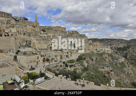 Mdera, Basilikata, Italien. Panoramabilder der Stadt mit UNESCO-Weltkulturerbe, gelegen auf einem felsigen Vorgebirge. Stockfoto