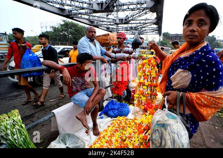 Kalkutta, Indien. 02. Oktober 2022. Händler mit Blumen warten auf Käufer auf dem Blumenmarkt. Der Handel auf Kolkatas Hauptblumenmarkt boomt während des Durga Puja, dem wichtigsten Hindu-Fest Westbengals. Das Festival findet vom 1. Bis 5. Oktober statt. (Foto: Avishek das/SOPA Images/Sipa USA) Quelle: SIPA USA/Alamy Live News Stockfoto