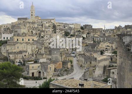 Mdera, Basilikata, Italien. Panoramabilder der Stadt mit UNESCO-Weltkulturerbe, gelegen auf einem felsigen Vorgebirge. Stockfoto