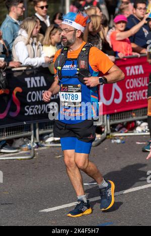 Tower Hill, London, Großbritannien. 2. Oktober 2022. Rund 50.000 Teilnehmer nehmen am TCS London Marathon 2022 Teil, darunter die besten Elite-Läufer der Welt. Die Masse der Club & Fun Läufer folgen mit vielen sammeln große Summen für wohltätige Zwecke & oft laufen in ausgefallenen Kleid. Tory MP James Duddridge Stockfoto