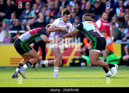 George Furbank von Northampton Saints (Mitte) wird von Joe Marchant von Harlequins (rechts) und Luke Northmore während des Spiels der Gallagher Premiership im Twickenham Stoop, London, angegangen. Bilddatum: Sonntag, 2. Oktober 2022. Stockfoto