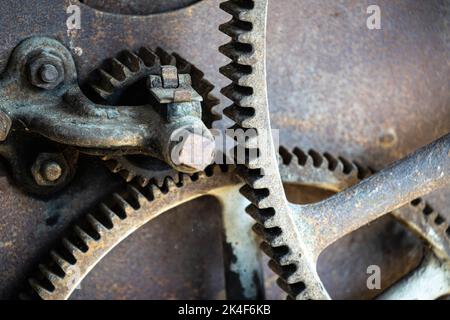 Rostige große Zahnräder aus altem Mechanismus, aus nächster Nähe fotografiert. Stockfoto