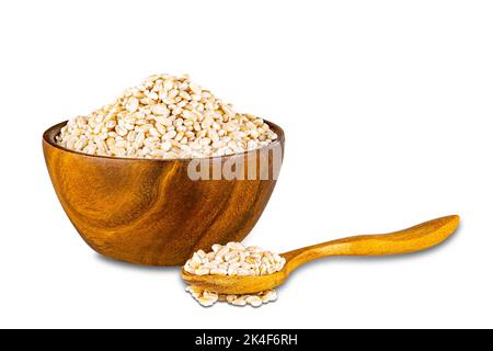 Blick auf trockene Perlgerste in Holzschüssel und in Holzlöffel auf weißem Hintergrund mit Schneideweg. Stockfoto