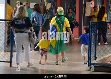 Brasilien. 02. Oktober 2022. Brasília, DF - 02.10.2022: ELEIÇÕES 2022 Brasília - an diesem Sonntag (02) finden die Wahlen im ganzen Land statt. (Foto: Ton Molina/Fotoarena) Quelle: Foto Arena LTDA/Alamy Live News Stockfoto