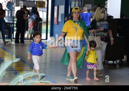 Brasilien. 02. Oktober 2022. Brasília, DF - 02.10.2022: ELEIÇÕES 2022 Brasília - an diesem Sonntag (02) finden die Wahlen im ganzen Land statt. (Foto: Ton Molina/Fotoarena) Quelle: Foto Arena LTDA/Alamy Live News Stockfoto