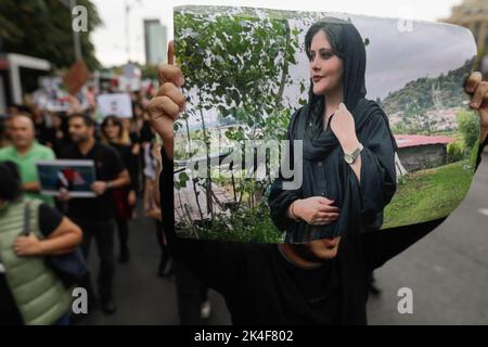 Bukarest, Rumänien - 1. Oktober 2022: Details von Menschen, die gegen den Tod der iranischen Mascha Amini und für die Grundrechte der Frauen protestieren Stockfoto