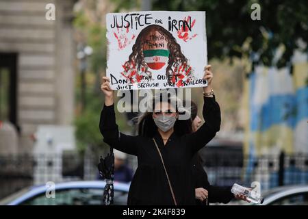 Bukarest, Rumänien - 1. Oktober 2022: Details von Menschen, die gegen den Tod der iranischen Mascha Amini und für die Grundrechte der Frauen protestieren Stockfoto