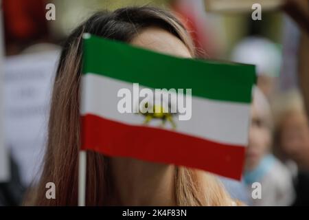 Bukarest, Rumänien - 1. Oktober 2022: Details von Menschen, die gegen den Tod der iranischen Mascha Amini und für die Grundrechte der Frauen protestieren Stockfoto