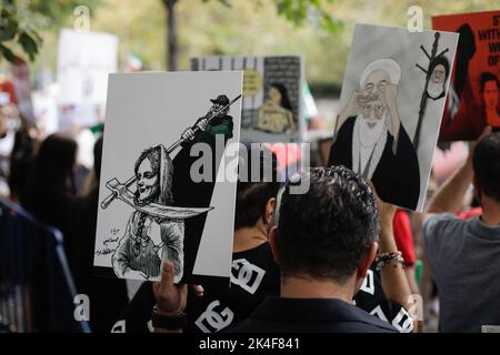 Bukarest, Rumänien - 1. Oktober 2022: Details von Menschen, die gegen den Tod der iranischen Mascha Amini und für die Grundrechte der Frauen protestieren Stockfoto