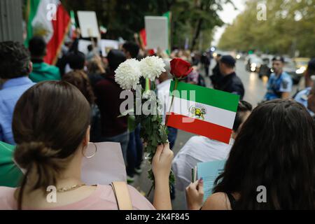 Bukarest, Rumänien - 1. Oktober 2022: Details von Menschen, die gegen den Tod der iranischen Mascha Amini und für die Grundrechte der Frauen protestieren Stockfoto