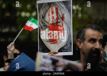 Bukarest, Rumänien - 1. Oktober 2022: Details von Menschen, die gegen den Tod der iranischen Mascha Amini und für die Grundrechte der Frauen protestieren Stockfoto