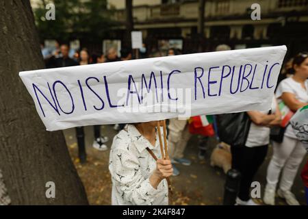 Bukarest, Rumänien - 1. Oktober 2022: Details von Menschen, die gegen den Tod der iranischen Mascha Amini und für die Grundrechte der Frauen protestieren Stockfoto