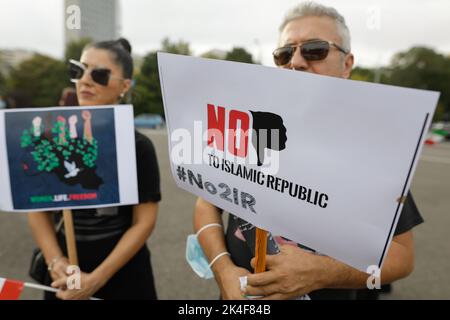 Bukarest, Rumänien - 1. Oktober 2022: Details von Menschen, die gegen den Tod der iranischen Mascha Amini und für die Grundrechte der Frauen protestieren Stockfoto