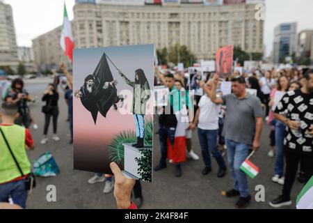 Bukarest, Rumänien - 1. Oktober 2022: Details von Menschen, die gegen den Tod der iranischen Mascha Amini und für die Grundrechte der Frauen protestieren Stockfoto