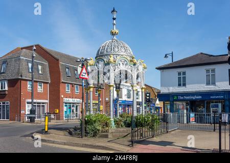 King George V Memorial Fountain in der Broad Street, März, Cambridgeshire, England, Vereinigtes Königreich Stockfoto