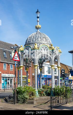 King George V Memorial Fountain in der Broad Street, März, Cambridgeshire, England, Vereinigtes Königreich Stockfoto