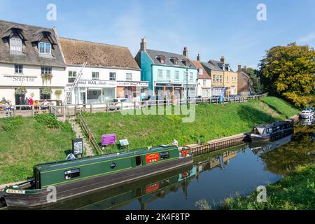 Kanalboote liegen am Fluss Nene, March, Cambridgeshire, England, Vereinigtes Königreich Stockfoto