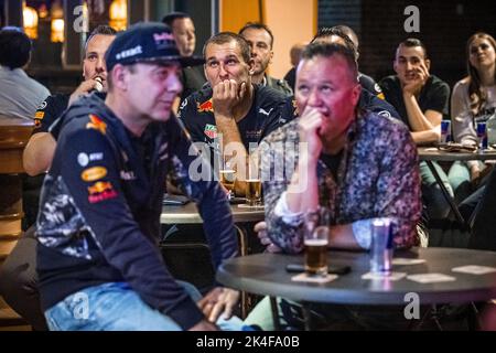 2022-10-02 15:23:33 MONTFORT - Max Verstappen Fans beobachten den Singapur Grand Prix. Es ist das sechste Rennen vor Saisonende und mit einem Sieg könnte Verstappen bereits Weltmeister werden. Jos Verstappen, der Vater von, stammt ursprünglich aus dem Limburger Dorf. ANP ROB ENGELAAR niederlande aus - belgien aus Stockfoto